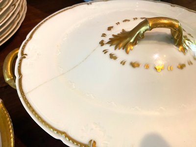 Limoges. Servizio in porcellana bianca con decorazioni dorate. GOA Francia, 77 pezzi