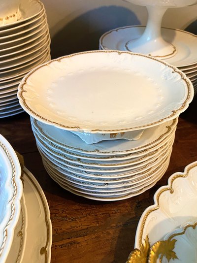 Limoges. Servizio in porcellana bianca con decorazioni dorate. GOA Francia, 77 pezzi