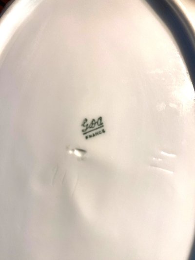Limoges. Servizio in porcellana bianca con decorazioni dorate. GOA Francia, 77 pezzi