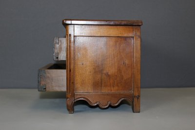 Cassettone Luigi XV in noce, inizio XIX secolo