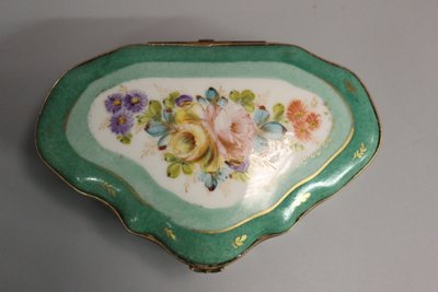 Porzellandose mit Blumendekor