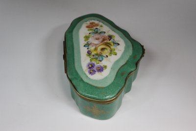 Porzellandose mit Blumendekor