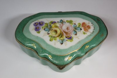 Porzellandose mit Blumendekor