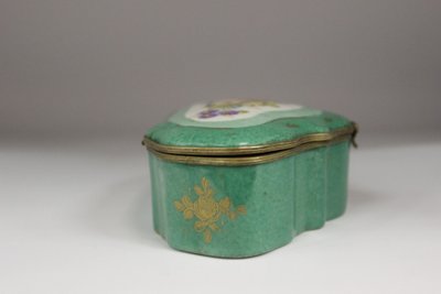Porzellandose mit Blumendekor