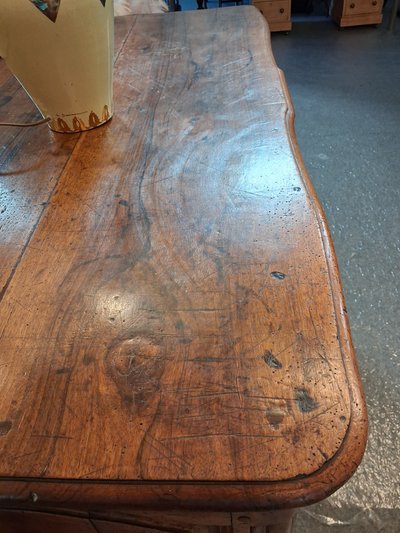 Cassettone del XVIII secolo in noce biondo curvato