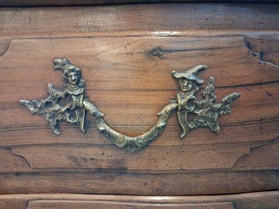 Cassettone del XVIII secolo in noce biondo curvato