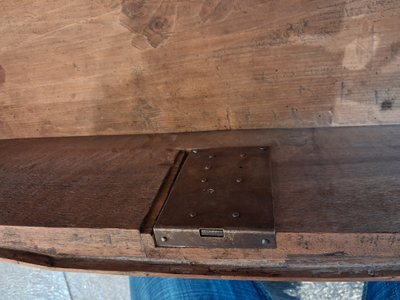 Cassettone del XVIII secolo in noce biondo curvato