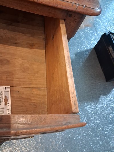 Cassettone del XVIII secolo in noce biondo curvato