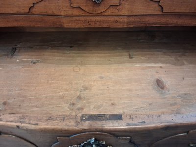 Cassettone del XVIII secolo in noce biondo curvato