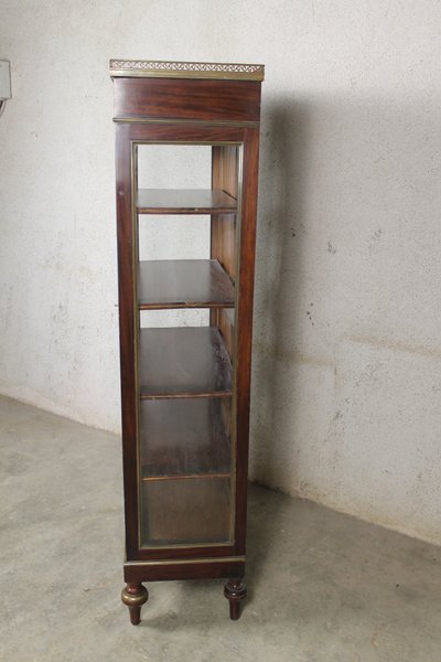 Mahagoni-Vitrine im Louis XVI-Stil mit Marmorplatte und durchbrochener Messinggalerie, 19. Jahrhundert