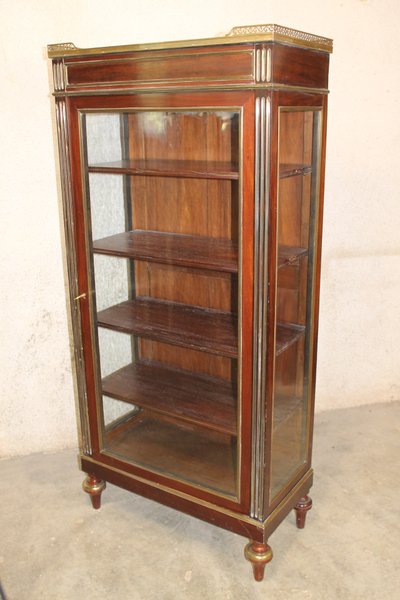 Mahagoni-Vitrine im Louis XVI-Stil mit Marmorplatte und durchbrochener Messinggalerie, 19. Jahrhundert