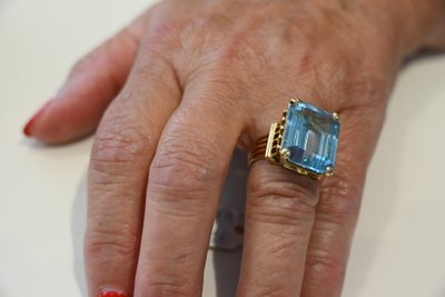 Anello da cocktail in oro giallo con una grande acquamarina, circa 1950