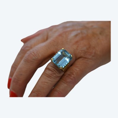 Anello da cocktail in oro giallo con una grande acquamarina, circa 1950