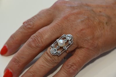 Anello Bel Epoque in oro bianco, diamanti e perle, circa 1900