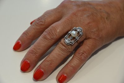 Anello Bel Epoque in oro bianco, diamanti e perle, circa 1900