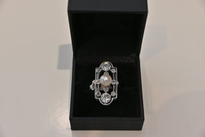 Anello Bel Epoque in oro bianco, diamanti e perle, circa 1900