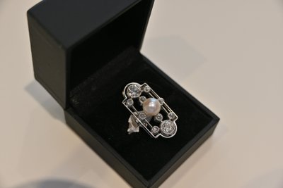 Anello Bel Epoque in oro bianco, diamanti e perle, circa 1900