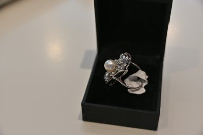 Anello Bel Epoque in oro bianco, diamanti e perle, circa 1900