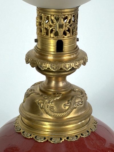 LAMPE CHINE ÉPOQUE NAPOLÉON III EN CÉRAMIQUE SANG DE BŒUF ORNÉE DE BRONZE DORÉ