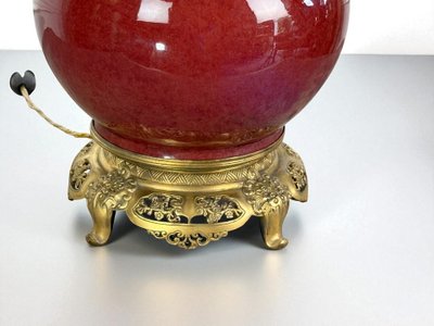 LAMPE CHINE ÉPOQUE NAPOLÉON III EN CÉRAMIQUE SANG DE BŒUF ORNÉE DE BRONZE DORÉ