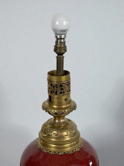 LAMPE CHINE ÉPOQUE NAPOLÉON III EN CÉRAMIQUE SANG DE BŒUF ORNÉE DE BRONZE DORÉ