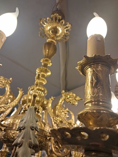 Lampadario in ottone massiccio con decorazione a chimera