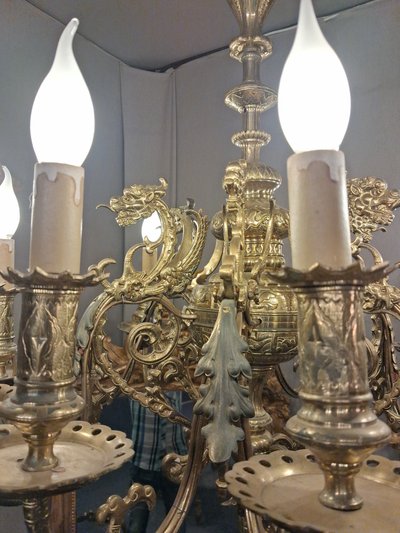 Lampadario in ottone massiccio con decorazione a chimera