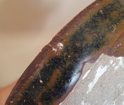 Chinesische Steingutschale vom Typ Cizhou aus dem 13. Jahrhundert, wahrscheinlich aus einem Fujian-Brennofen