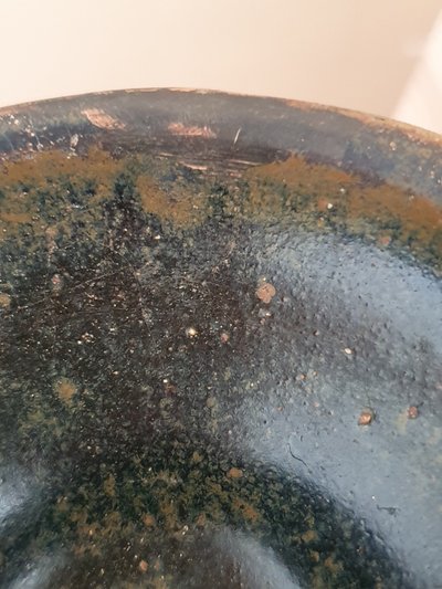 Chinesische Steingutschale vom Typ Cizhou aus dem 13. Jahrhundert, wahrscheinlich aus einem Fujian-Brennofen