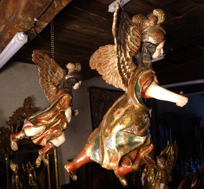 Coppia di angeli pendenti in legno policromo e dorato