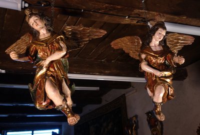 Coppia di angeli pendenti in legno policromo e dorato