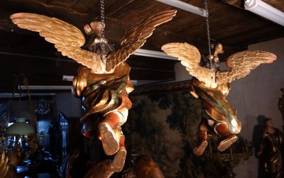 Coppia di angeli pendenti in legno policromo e dorato