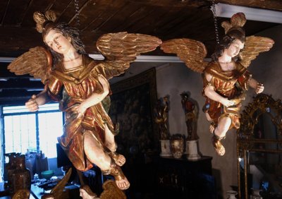 Coppia di angeli pendenti in legno policromo e dorato
