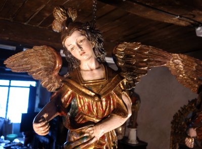 Coppia di angeli pendenti in legno policromo e dorato