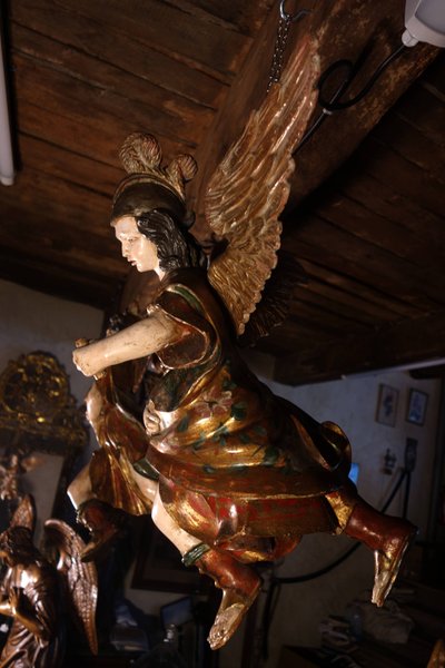 Coppia di angeli pendenti in legno policromo e dorato