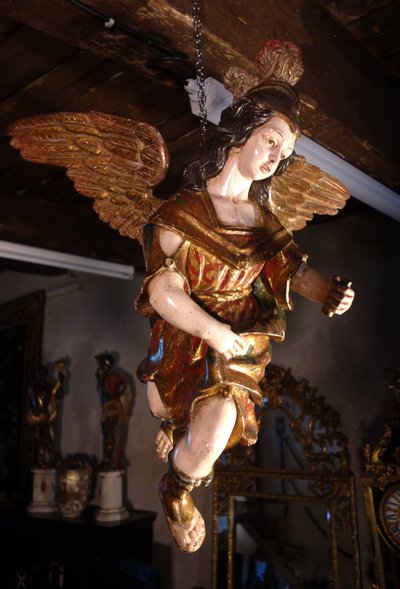 Coppia di angeli pendenti in legno policromo e dorato