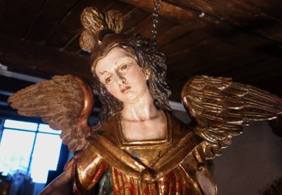 Coppia di angeli pendenti in legno policromo e dorato