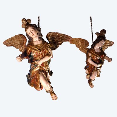 Coppia di angeli pendenti in legno policromo e dorato
