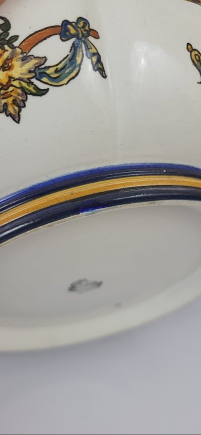 Tiefe Schale aus Gien-Steingut, Renaissance-Modell, 19. Jahrhundert