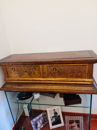 Cassapanca con manoscritti di preghiera thailandesi, periodo Ratanakosin, XIX secolo