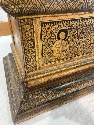 Cassapanca con manoscritti di preghiera thailandesi, periodo Ratanakosin, XIX secolo