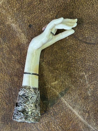 Sculpture cachet - main - métal argenté fin XIXéme 