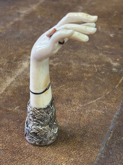 Sculpture cachet - main - métal argenté fin XIXéme 