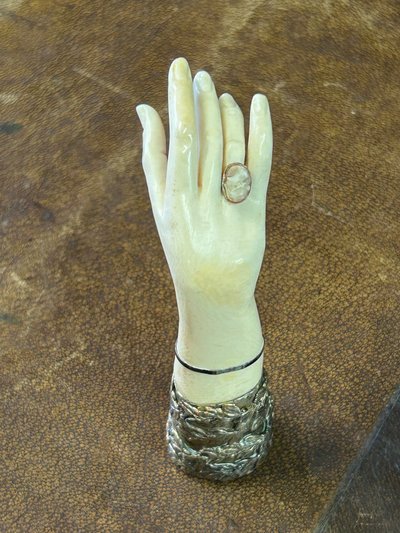 Sculpture cachet - main - métal argenté fin XIXéme 