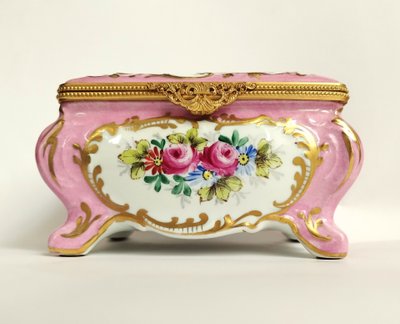 Boite ancienne en Porcelaine Peinte  à la main  signé