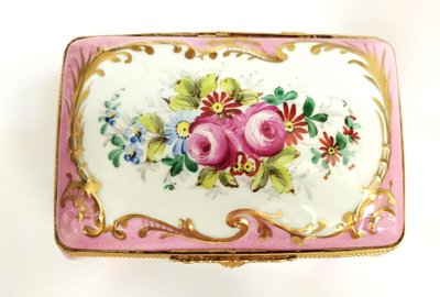 Boite ancienne en Porcelaine Peinte  à la main  signé