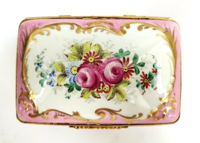 Boite ancienne en Porcelaine Peinte  à la main  signé