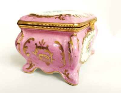 Boite ancienne en Porcelaine Peinte  à la main  signé