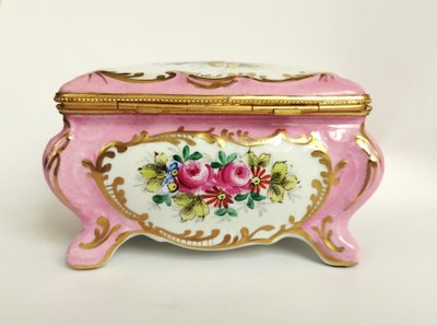 Boite ancienne en Porcelaine Peinte  à la main  signé