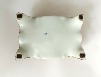 Boite ancienne en Porcelaine Peinte  à la main  signé